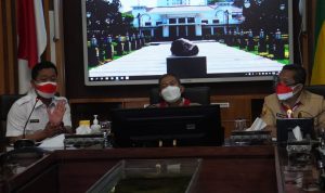 Wali Kota Bandung, Oded M Danial (tengah) ditemui seusai melaksanakan ratas, Rabu (18/8). (Sandi Anugrah/Jabar Ekspres)