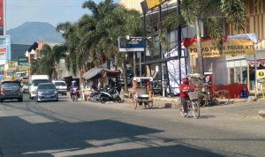 Aktivitas masyarakat saat melewati depan mall Rancaekek Trade Center, Rabu (18/8). (Yanuar Baswata/Jabar Ekspres)