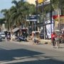 Aktivitas masyarakat saat melewati depan mall Rancaekek Trade Center, Rabu (18/8). (Yanuar Baswata/Jabar Ekspres)