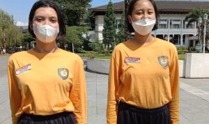Ana Yohana (kiri) dan Clara Viona Tjampa (kanan) terpilih menjadi bagian paskibraka tingkat provinsi Jawa Barat dalam acara HUT RI ke-76 di Gedung Sate, Kota Bandung. Foto : Boy Darmawan