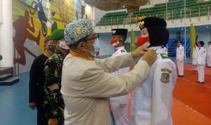 Sukses Kibarkan Bendera Merah Putih di Upacara HUT RI, Dispora Jabar 'Lepas' Anggota Paskibraka Kepala Dinas Pemuda dan Olahraga Jawa Barat, Engkus Sutisna saat memberikan lencana ke salah satu perwakilan Paskibraka Jabar dalam acara penutupan Diklat serta pelepasan Paskibraka Jabar di Sport Jabar Arcamanik, Kamis(19/8). Foto : Boy Darmawan