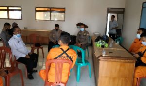 Pria Asal Sumedang yang Hilang Telah Pulang, Begini Kondisinya Saat dalam Hutan Camat Sukasari, Agus Wahyudin (kiri) saat berkordinasi dengan tim Basarnas dalam proses pencarian Cucu Sunirman, 38, Rabu (18/8).