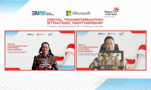 Direktur Utama Telkom Indonesia Ririek Adriansyah (kanan) bertukar cindera mata secara daring dengan President Director Microsoft Indonesia Haris Izmee usai penandatanganan MoU Digital Transformation Strategic Partnership antara Telkom Indonesia & Microsoft Indonesia, Kamis (19/8).q