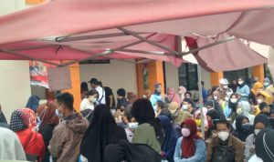 Kerumunan warga saat hendak divaksin di Puskesmas Rancaekek DTP, Kecamatan Rancaekek, Kabupaten Bandung, Jumat (20/8). (Yanuar Baswata/Jabar Ekspres)