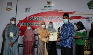 Penyerahan piala dan sertifikat pemenang dakwah yang digelar Baznas LBB