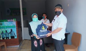 Tak Ingin Ada Kesenjangan Dalam Pembagian Bansos, Kades Mangunarga Lakukan Ini Kepala Desa Mangunarga, Pepen (kanan) saat memberikan bantuan kepada warga di Desa Mangunarga, Kecamatan Cimanggung, Kabupaten Sumedang, beberapa waktu lalu.