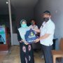 Kepala Desa Mangunarga, Pepen (kanan) saat memberikan bantuan kepada warga di Desa Mangunarga, Kecamatan Cimanggung, Kabupaten Sumedang, beberapa waktu lalu.