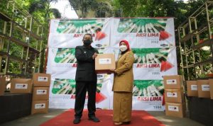 Melalui Aksi Lima, Wakil Walikota Bandung Berikan Bantuan Sembako untuk Warga Sekolah Melalui Aksi Lima, Wakil Walikota Bandung Berikan Bantuan Sembako untuk Warga Sekolah