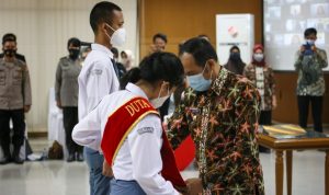 Plt. Wali Kota Cimahi Ngatiyana memasang selempang kepada perwakilan pelajar di Kota Cimahi, Kamis (26/8)(Intan Aida/Jabar Ekspres)