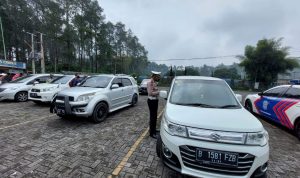 Ilustrasi penyekatan kendaraan wisatawan di Cikole yang menjadi perbatasan Lembang dengan Subang