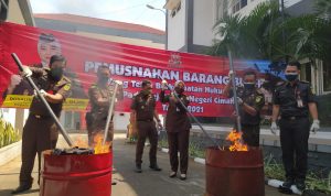 Kejari Cimahi Bakar Uang Palsu Senilai Rp 80 Juta Lebih