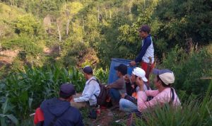 Warga Kampung Cicadas, RW03, Desa Tanjungwangi, Kecamatan Cicalengka, Kabupaten Bandung saat mencari Ika, 20.