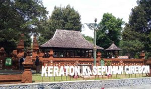 Pemandu wisata di Keraton Kasepuhan Cirebon saat memandu para pengunjung di Cirebon, Jawa Barat, Selasa (1/6/2021). (ANTARA/Khaerul Izan)