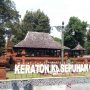 Pemandu wisata di Keraton Kasepuhan Cirebon saat memandu para pengunjung di Cirebon, Jawa Barat, Selasa (1/6/2021). (ANTARA/Khaerul Izan)