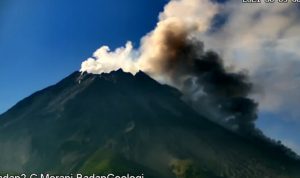 Gunung Merapi di perbatasan Daerah Istimewa Yogyakarta dan Jawa Tengah meluncurkan awan panas guguran enam kali pada Kamis (5/8). (ANTARA/HO/twitter BPPTKG)