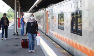 Penumpang saat turun dari kereta di Stasiun Cirebon, Jawa Barat. (ANTARA/Ho Humas KAI Daop 3 Cirebon)