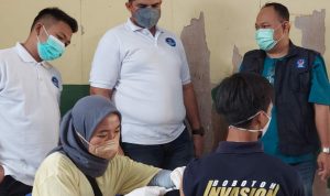 Dewan Pertimbangan DPW Partai Nasdem Jabar, Rajiv pantau pelaksanaan vaksinasi di DPD Partai Nasdem Kabupaten Bandung, Margahayu, Minggu (15/8). (Yully S Yulianty/Jabar Ekspres)