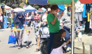 Pasar Minggu Rancaekek Kencana Kembali Bergeliat, Lurah Berharap Ini Situasi pasar Minggu Kelurahan Rancaekek Kencana yang pertama kali beroperasi usai penutupan selama PPKM, Minggu (15/8). (Yanuar Baswata/Jabar Ekspres)