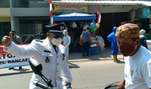 Keren! Tak Rayakan Hari Kemerdekaan dengan Hiburan, Kelurahan Rancaekek Kencana Lakukan Ini Lurah Rancaekek Kencana, Irwan Hardiansyah (kiri) usai berikan masker sekaligus edukasi prokes kepada warga yang tidak memakai masker, Selasa (17/8). (Yanuar Baswata/Jabar Ekspres)