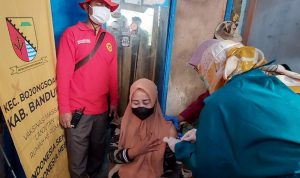 BIN melaksanakan Vaksinasai Door to door di Desa Lengkong. (Yully S Yulianty/Jabar Ekpres)
