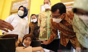Wakil Bupati Garut Helmi Budiman berbincang dengan siswi kembar Siam di sekolahnya SDN 1 Tegalpanjang, Kecamatan Sucinaraja, Kabupaten Garut, Jawa Barat, Jumat (27/8/2021). (FOTO ANTARA/HO-Diskominfo Garut)