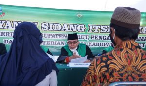 Dapat Akta Pernikahan Secara Gratis, Puluhan Pasutri Ikuti Sidang Isbat Pasangan suami istri mengikuti sidang isbat nikah di Garut Kota, Kabupaten Garut, Jawa Barat, Jumat (27/8/2021). (ANTARA/HO-Diskominfo Garut)