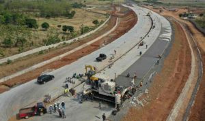 Pekerja saat melakukan pembangunan akses tol BIJB Kabupaten Majalengka, Jawa Barat, Senin (30/8/2021). (ANTARA/HO-Humas Cipali)