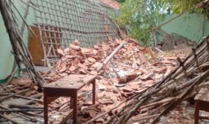 Bangunan Madrasah Nuurul Jabbar Ambruk Diterjang Angin Kencang Kondisi atap bangunan madrasah yang ambruk setelah diterjang angin kencang di Kabupaten Cirebon, Jawa Barat, Senin (30/8/2021). (FOTO ANTARA/Khaerul Izan)