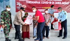 Jajaran Kemenkumham Jabar ketika berikan bantuan sembako ke warga Desa di Ciwidey