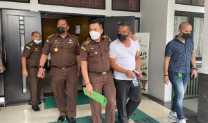 Jaksa Gadungan RN digiring petugas Kejati Jabar untuk diproses huku dan diserahkan ke Polda Jabar