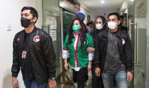 Jennifer Jill saat dihadirkan dalam rilis kasus narkoba di Polres Metro Jakarta Barat, Jumat (19/2/2021). Jennifer ditangkap Satuan Narkoba Polres Metro Jakarta Barat di rumahnya di kawasan Ancol, Jakarta Utara, dengan barang bukti dua paket sabu dalam plastik kecil dan satu buah pipet bekas pakai yang ditemukan dalam lemari pakaian. (Dery Ridwansah/JawaPos.com)