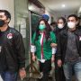 Jennifer Jill saat dihadirkan dalam rilis kasus narkoba di Polres Metro Jakarta Barat, Jumat (19/2/2021). Jennifer ditangkap Satuan Narkoba Polres Metro Jakarta Barat di rumahnya di kawasan Ancol, Jakarta Utara, dengan barang bukti dua paket sabu dalam plastik kecil dan satu buah pipet bekas pakai yang ditemukan dalam lemari pakaian. (Dery Ridwansah/JawaPos.com)