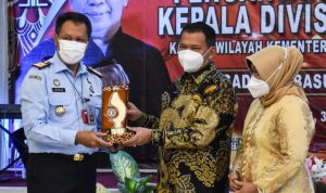 Kadivmin Ngadiono Basuki menerrima cenderamata sebagai tanda tali kasih dalam mengakhiri masa tugas