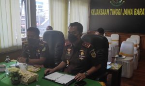 Kajati Jabar Dr. Asep N. Mulyana didampingi oleh Aspidsus Kejati Jabar Riyono