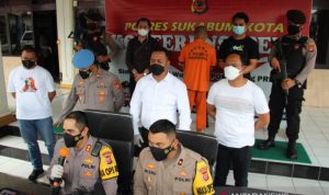 Kapolres Sukabumi Kota AKBP SY Zainal Abidin didampingi Wakapolres Sukabumi Kota Kompol Wisnu saat menggelar konferensi pers pengungkapan kasus kriminal di Mapolres Sukabum