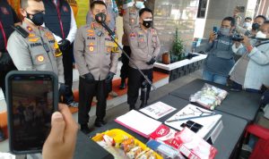 Kapolres setempat AKBP Aldi Subartono (tengah) saat ekspos pengungkapan kasus di Mapolres Karawang, Senin.  (ANTARA/Ali Khumaini)