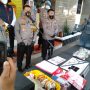 Kapolres setempat AKBP Aldi Subartono (tengah) saat ekspos pengungkapan kasus di Mapolres Karawang, Senin.  (ANTARA/Ali Khumaini)