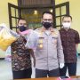 Kapolrestabes Bandung Kombes Pol Aswin Sipayung menunjukkan barang bukti pisau yang digunakan oleh pelaku untuk melakukan pembunuhan. (ANTARABagus Ahmad Rizaldi)