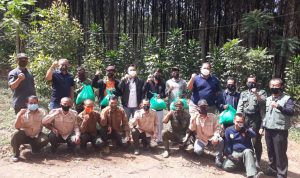 Kelompok petani penyadap getah pinus yang dibina oleh Perhutani