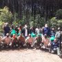 Kelompok petani penyadap getah pinus yang dibina oleh Perhutani