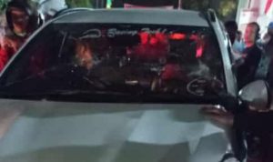 Kendaraan Toyota Rush yang melakukan tabrak lari diamuk masa dalam kondisi rusak