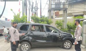 Kendaraan jenis Avanza mengalami rusak berat akibat kecelakaan di depan Puskesmas Jatinangor