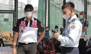 Kepala Kantor Wilayah Kementerian Hukum dan HAM Jawa Barat, Sudjonggo ketika mnelakukan Peninjauan ke Lembaga Pemasyarakatan Kelas IIA Cibinong