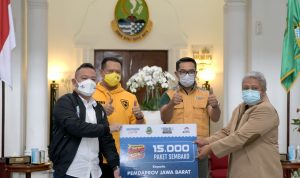 Ketua Pansaka memberikan bantuan sembako secara simbolis dalam program Pamsaka Charity