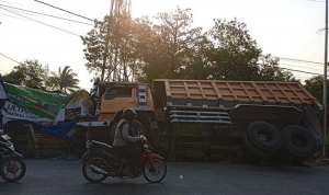 Truk Menyeruduk Bangunan Saat Supirnya Sedang Minum Kopi di Warung