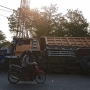 Truk Menyeruduk Bangunan Saat Supirnya Sedang Minum Kopi di Warung