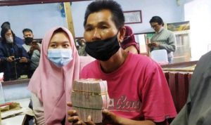Kisah Penjual Agar-agar dari Garut Dapat Donasi Rp 108 Juta Mang Eman menerima donasi dari warganet sebesar 108 jutta