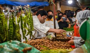Syarat KUR Tanpa Agunan ke Bank Pemerintah Sangat Mudah, Ayo Segera Ajukan! Menko Airlangga sedang memberikan penjelasan kepada pedagang pasar tradisional bahwa syarat KUR sudah sangat mudah dengan plafon kredit ditingkatkan.