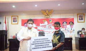 Menko Bidang Perekonomian Airlangga Hartato memberikan bantuan obat-obatan dan vitamin untuk penanganan pasien Covid-19 dari pemerintah pusat