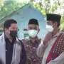 Tangkapan layar Menteri BUMN Erick Thohir (kiri) saat berdiskusi dengan para pengurus pondok pesantren Bakti Madrasah Tsanawiyah (MTS) Satria, Yayasan (MIS) Darul Akhyar di Subang, Jawa Barat. ANTARA/Instagram/@erickthohir